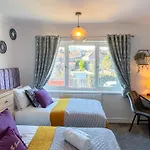 Colleyhouse-Private Parking-Business-Group-Relocation-Spaciousstylish 4Brhome-Sleeps 10