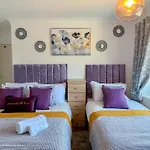 Colleyhouse-Private Parking-Business-Group-Relocation-Spaciousstylish 4Brhome-Sleeps 10