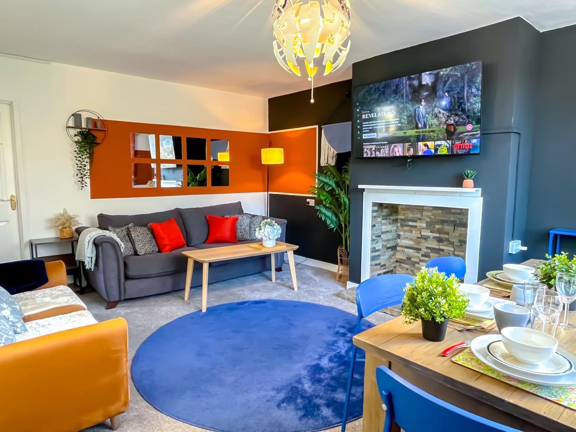 Colleyhouse-private Parking-business-group-relocation-spaciousstylish 4brhome-sleeps 10 Holiday home