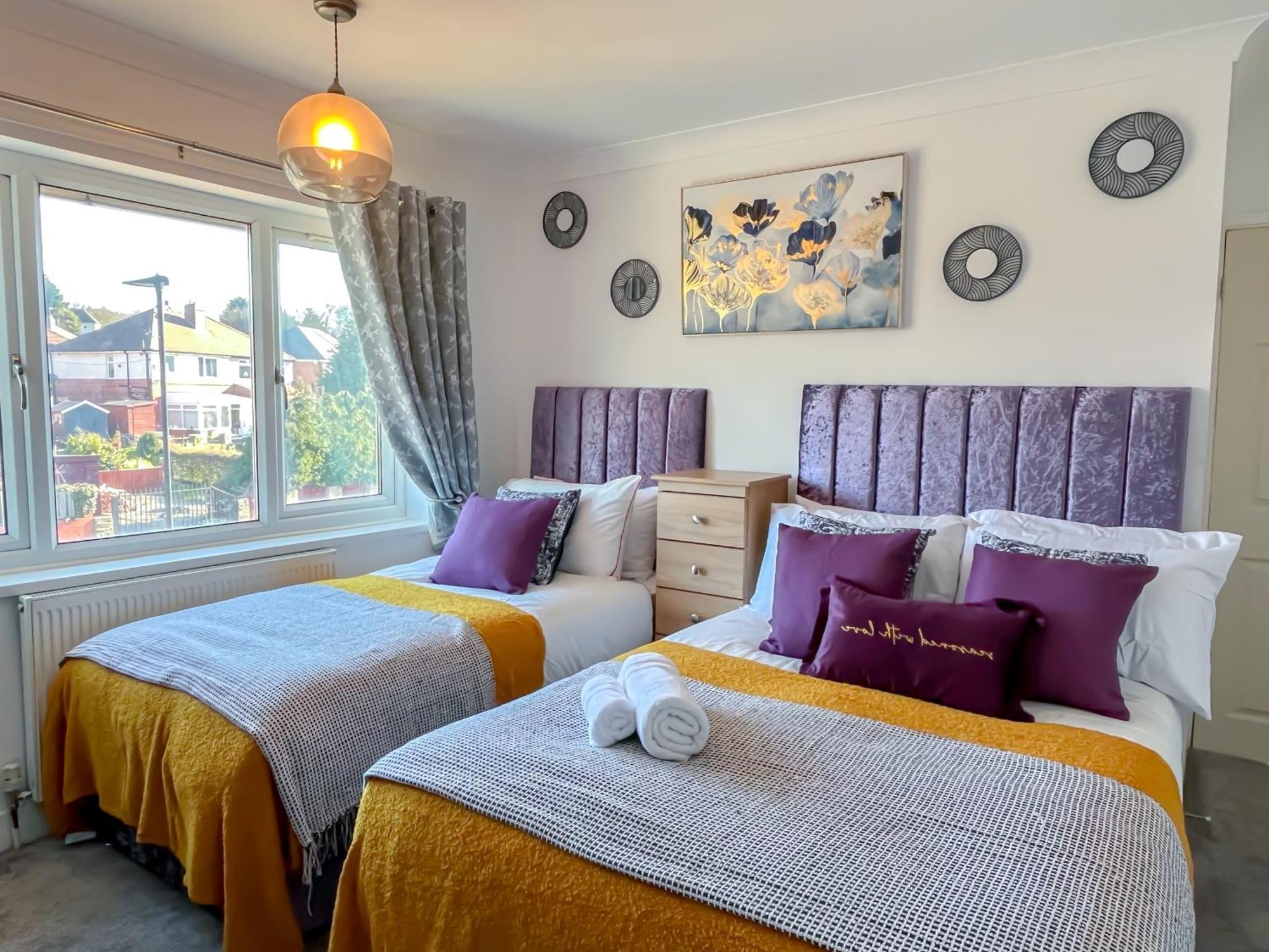 Colleyhouse-private Parking-business-group-relocation-spaciousstylish 4brhome-sleeps 10 *