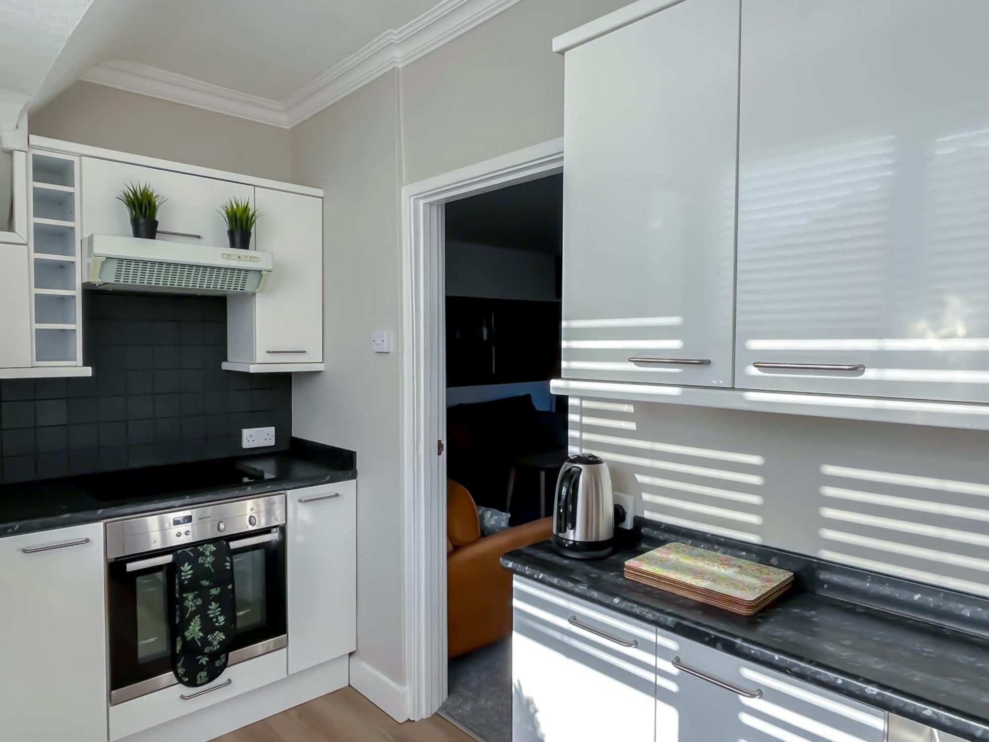 Colleyhouse-private Parking-business-group-relocation-spaciousstylish 4brhome-sleeps 10 Holiday home