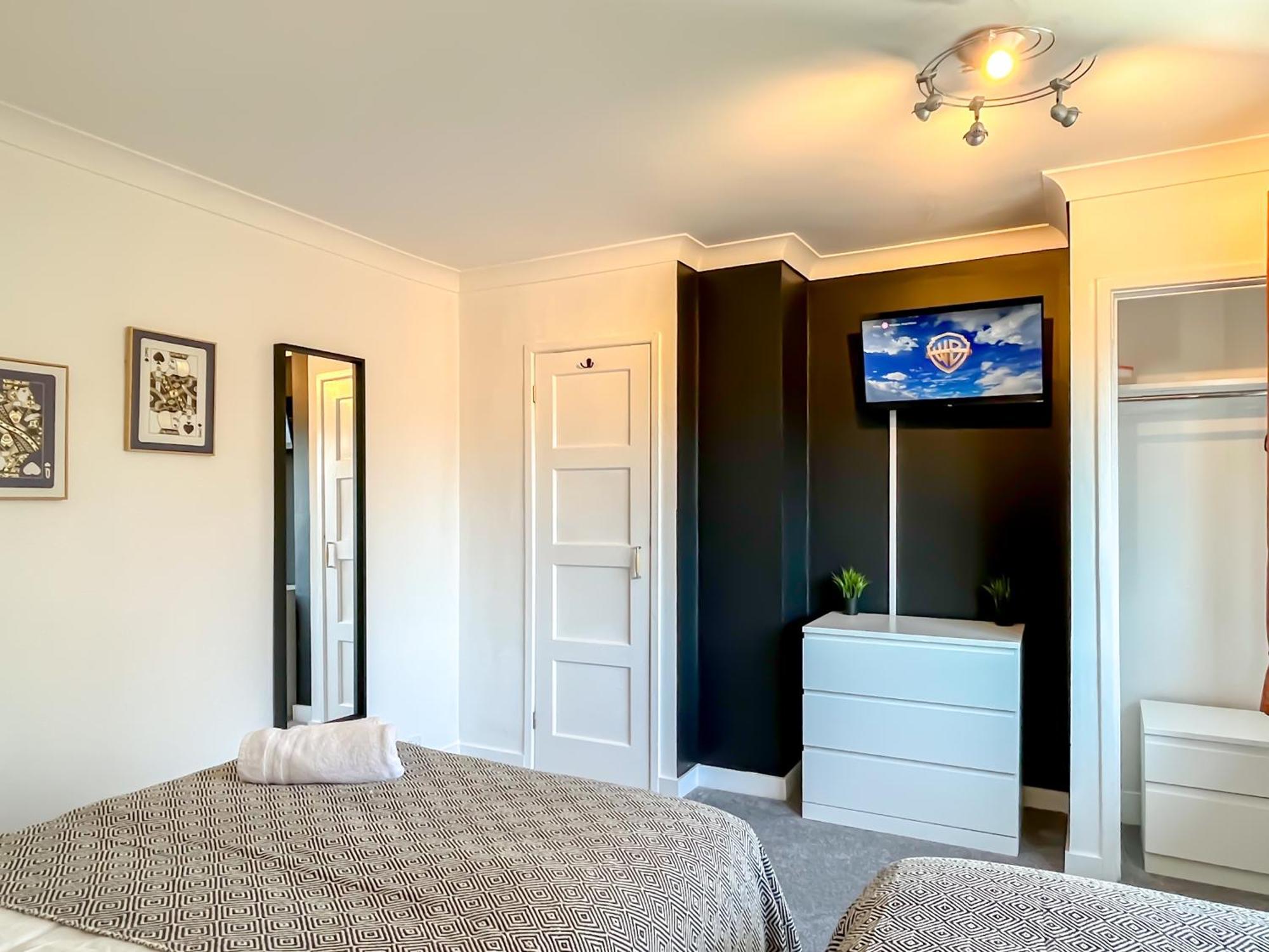 Holiday home Colleyhouse-private Parking-business-group-relocation-spaciousstylish 4brhome-sleeps 10 *