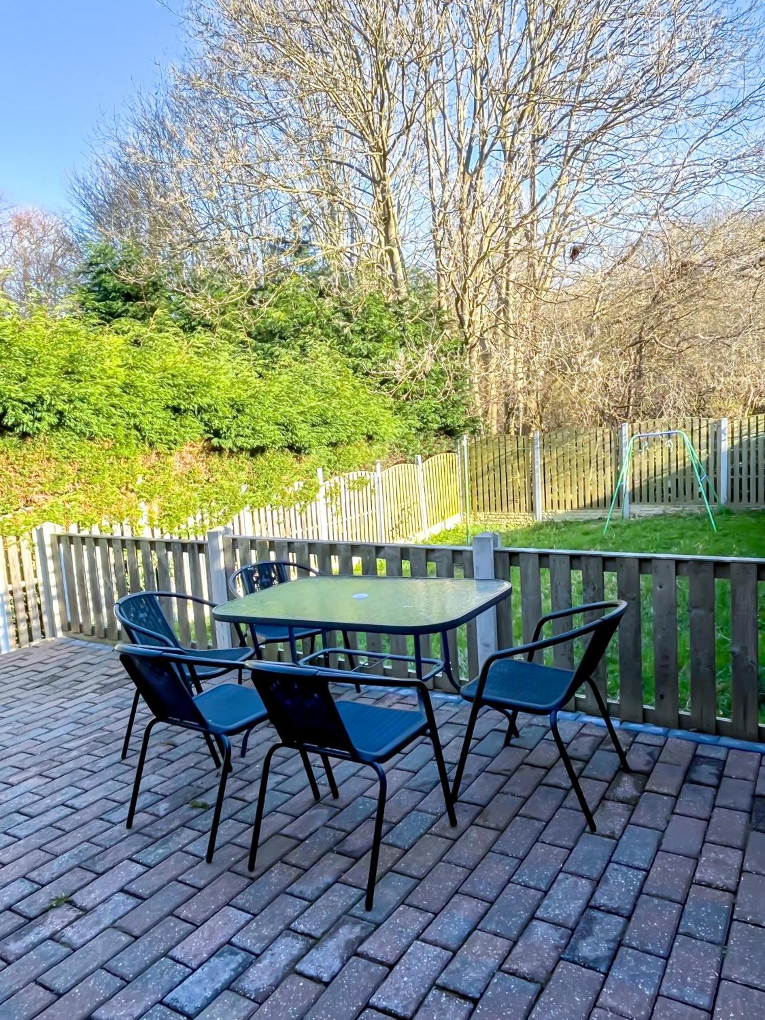 Colleyhouse-private Parking-business-group-relocation-spaciousstylish 4brhome-sleeps 10
