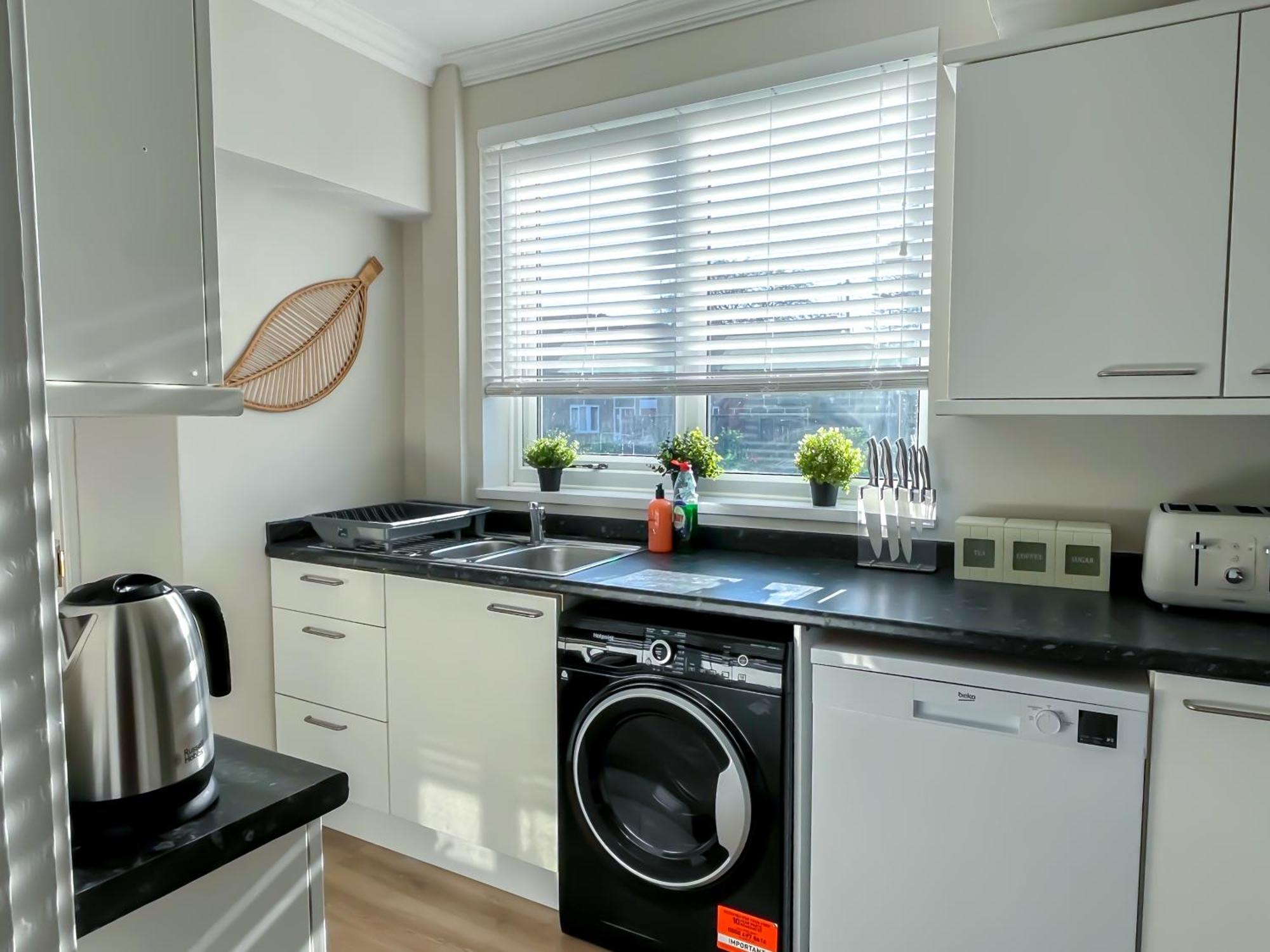Colleyhouse-private Parking-business-group-relocation-spaciousstylish 4brhome-sleeps 10 Holiday home *