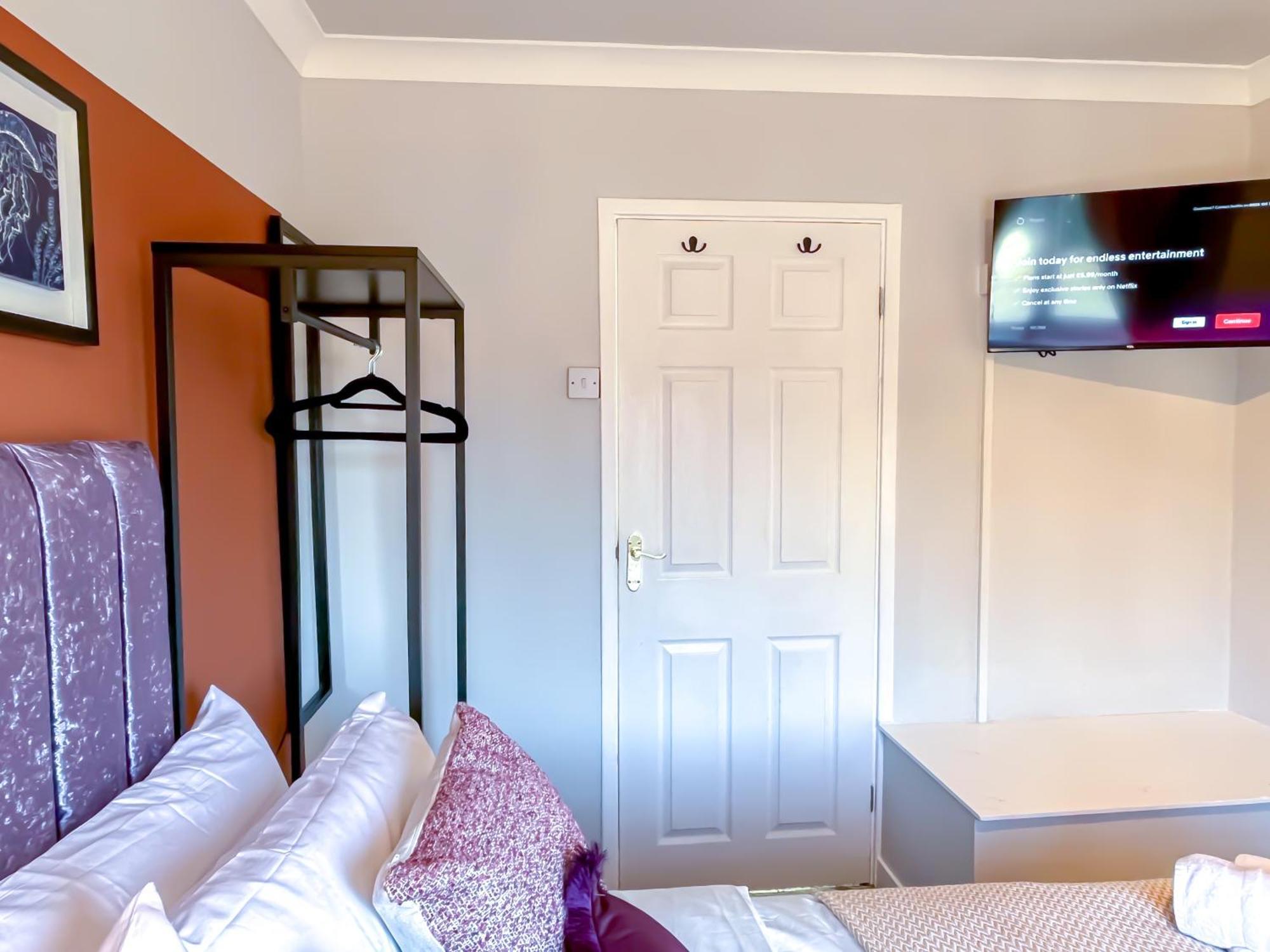 Holiday home Colleyhouse-private Parking-business-group-relocation-spaciousstylish 4brhome-sleeps 10 *