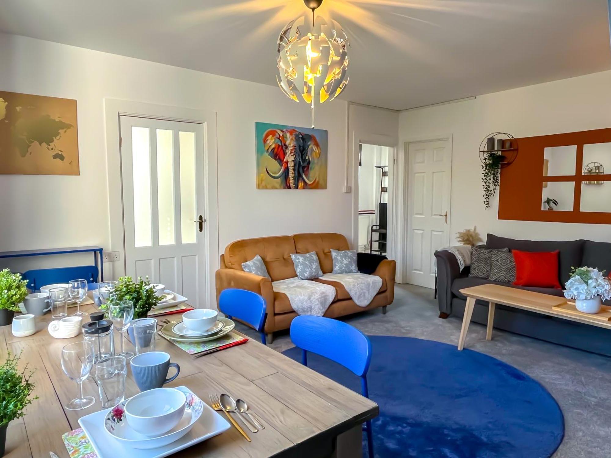 Colleyhouse-private Parking-business-group-relocation-spaciousstylish 4brhome-sleeps 10 *