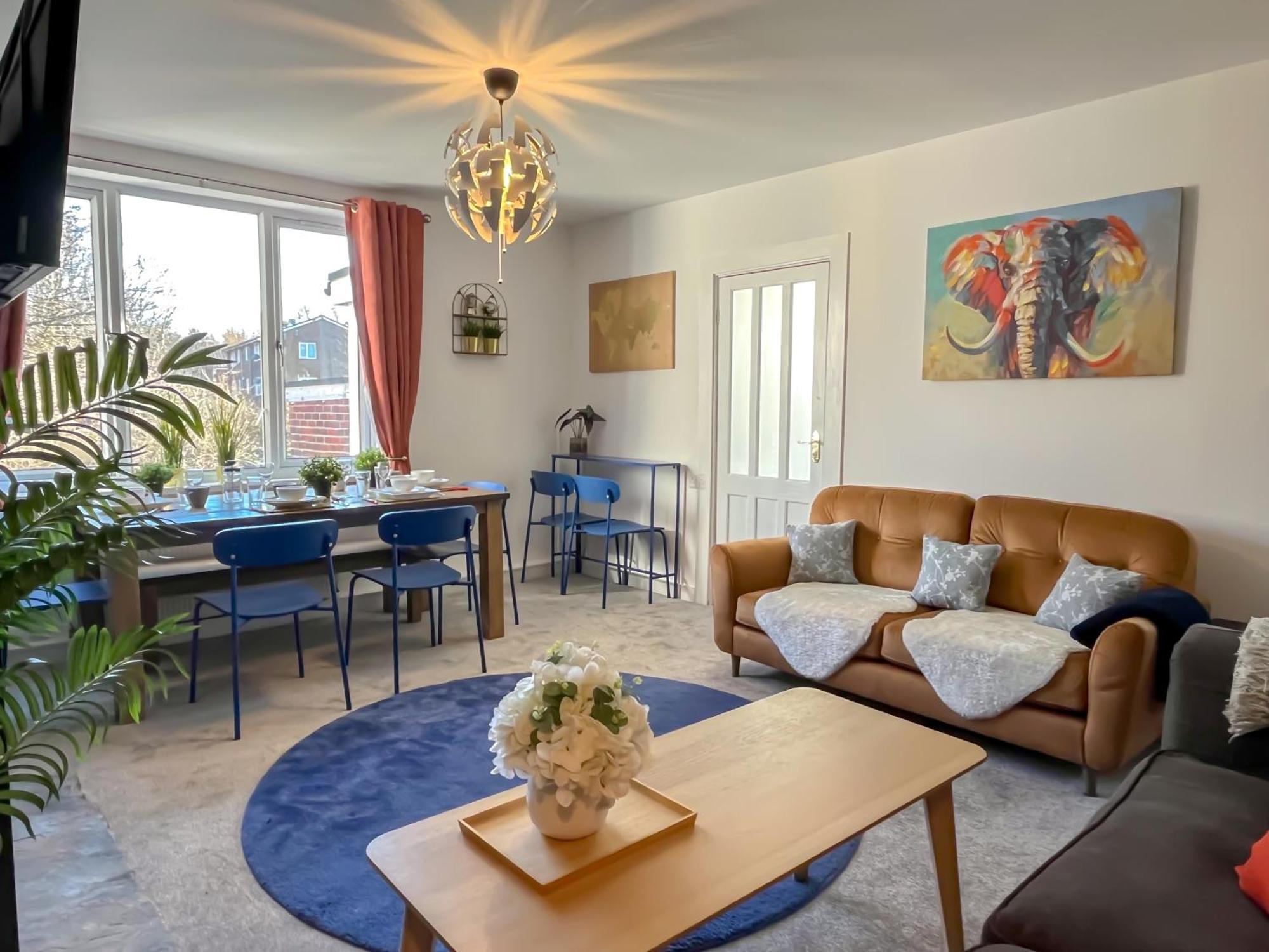 Holiday home Colleyhouse-private Parking-business-group-relocation-spaciousstylish 4brhome-sleeps 10 *