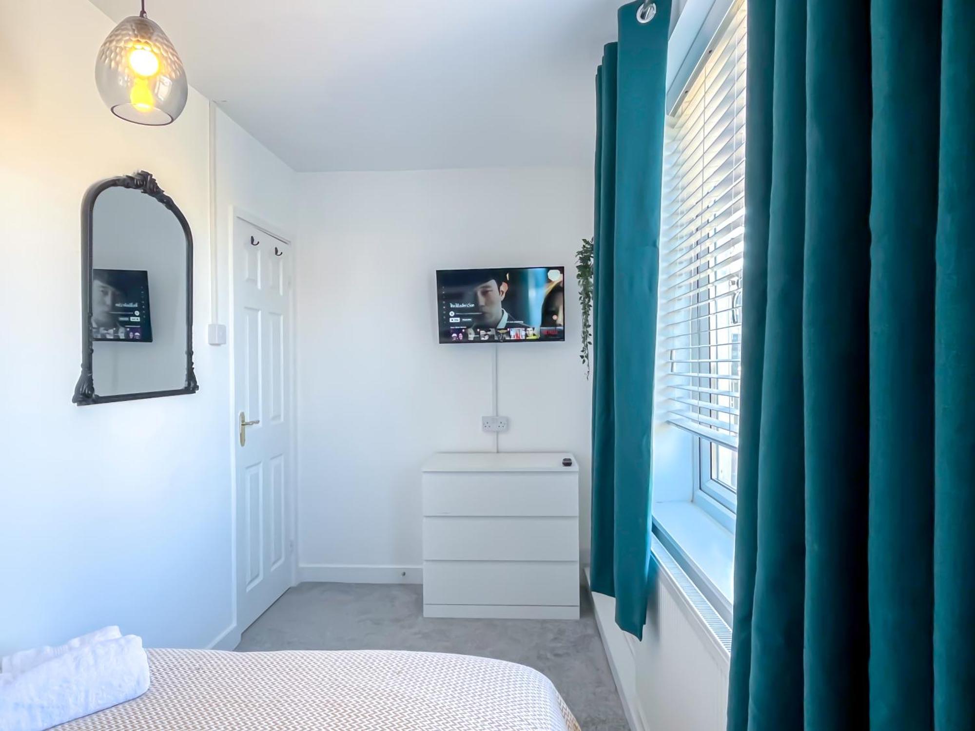 Colleyhouse-private Parking-business-group-relocation-spaciousstylish 4brhome-sleeps 10