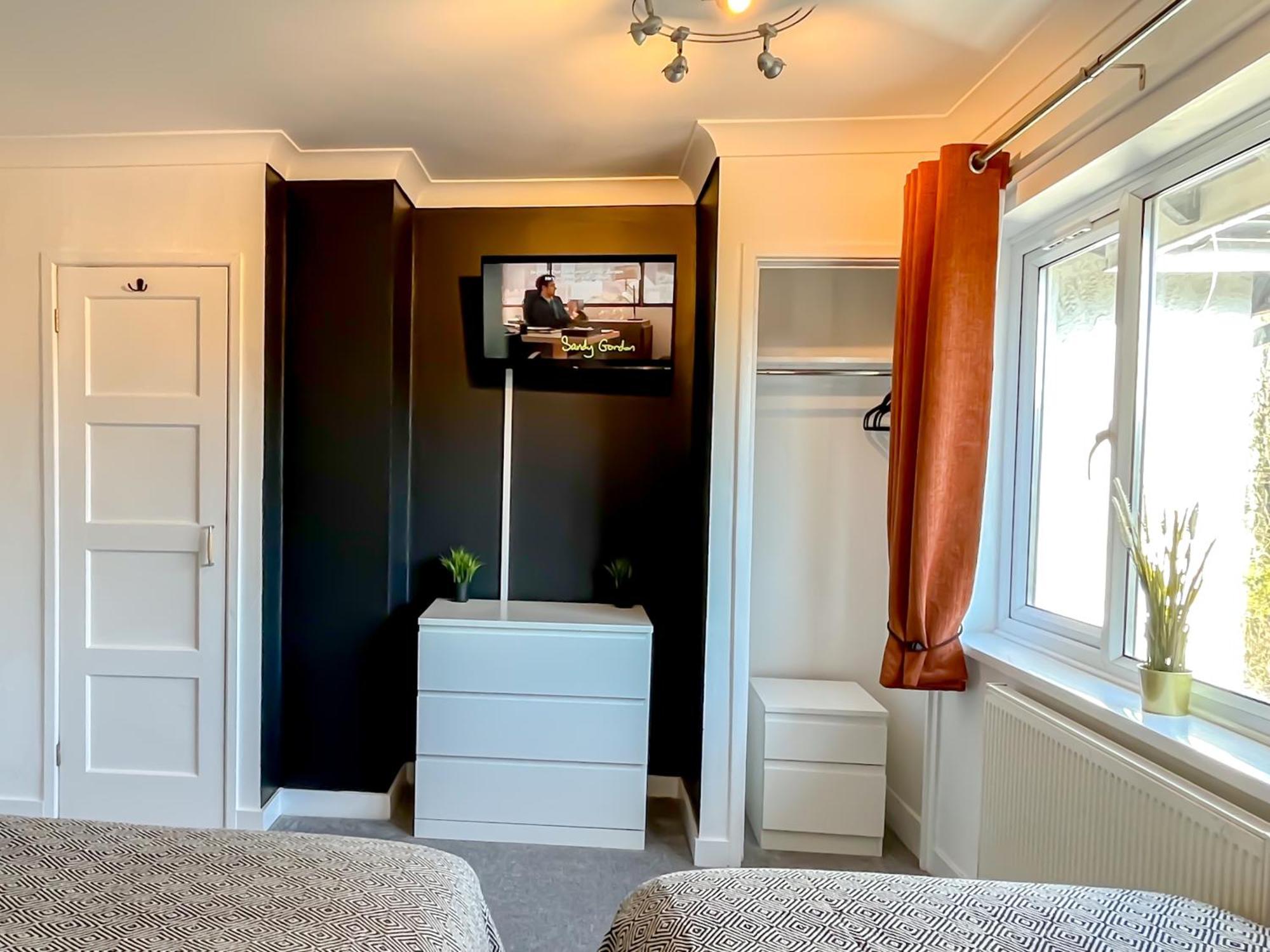 Colleyhouse-private Parking-business-group-relocation-spaciousstylish 4brhome-sleeps 10 Holiday home *